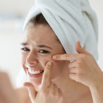 Știți care sunt cauzele acneei?