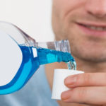 Apa de gură poate distruge unele bacterii benefice din cavitatea bucală