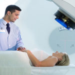 Terapia cu protoni, mai eficientă decât chimioterapia la pacienții care suferă de cancer